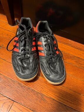 Men’s Adidas 11Nova indoor soccer shoes 10.5